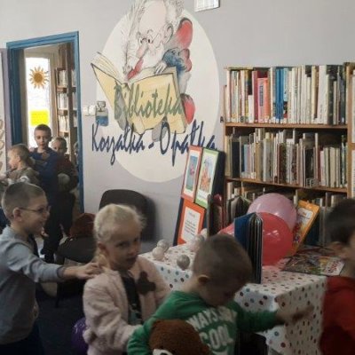 Listopad w Bibliotece Koszałka Opałka to czas wesołych zajęć z okazji Dnia Pluszowego Misia. W dniu 28 listopada gościliśmy dzieci z Przedszkola Miejskiego numer 23.