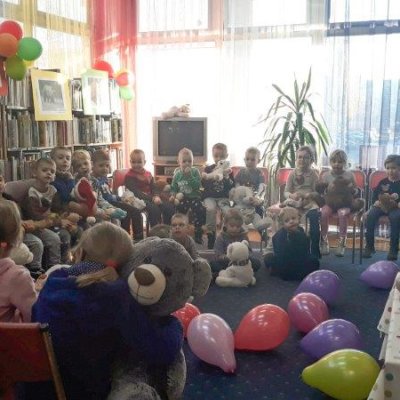 Listopad w Bibliotece Koszałka Opałka to czas wesołych zajęć z okazji Dnia Pluszowego Misia. W dniu 28 listopada gościliśmy dzieci z Przedszkola Miejskiego numer 23.