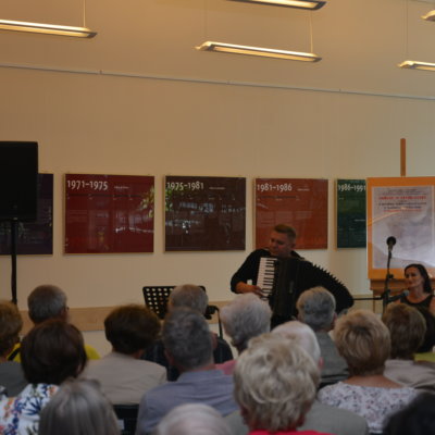 11 lipca gościliśmy w naszej książnicy dwójkę znakomitych artystów – aktorkę Karolinę Miłkowską-Prorok i akordeonistę Mariusza Ambrożuka, którzy zaprezentowali przepiękny program muzyczno-poetycki pt. "Miłość w stylu retro".