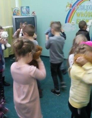 25 listopada 2019r. Bibliotekę Wróbelka Elemelka odwiedziły dzieci z Przedszkola Miejskiego nr 21 grupy „Kotki”