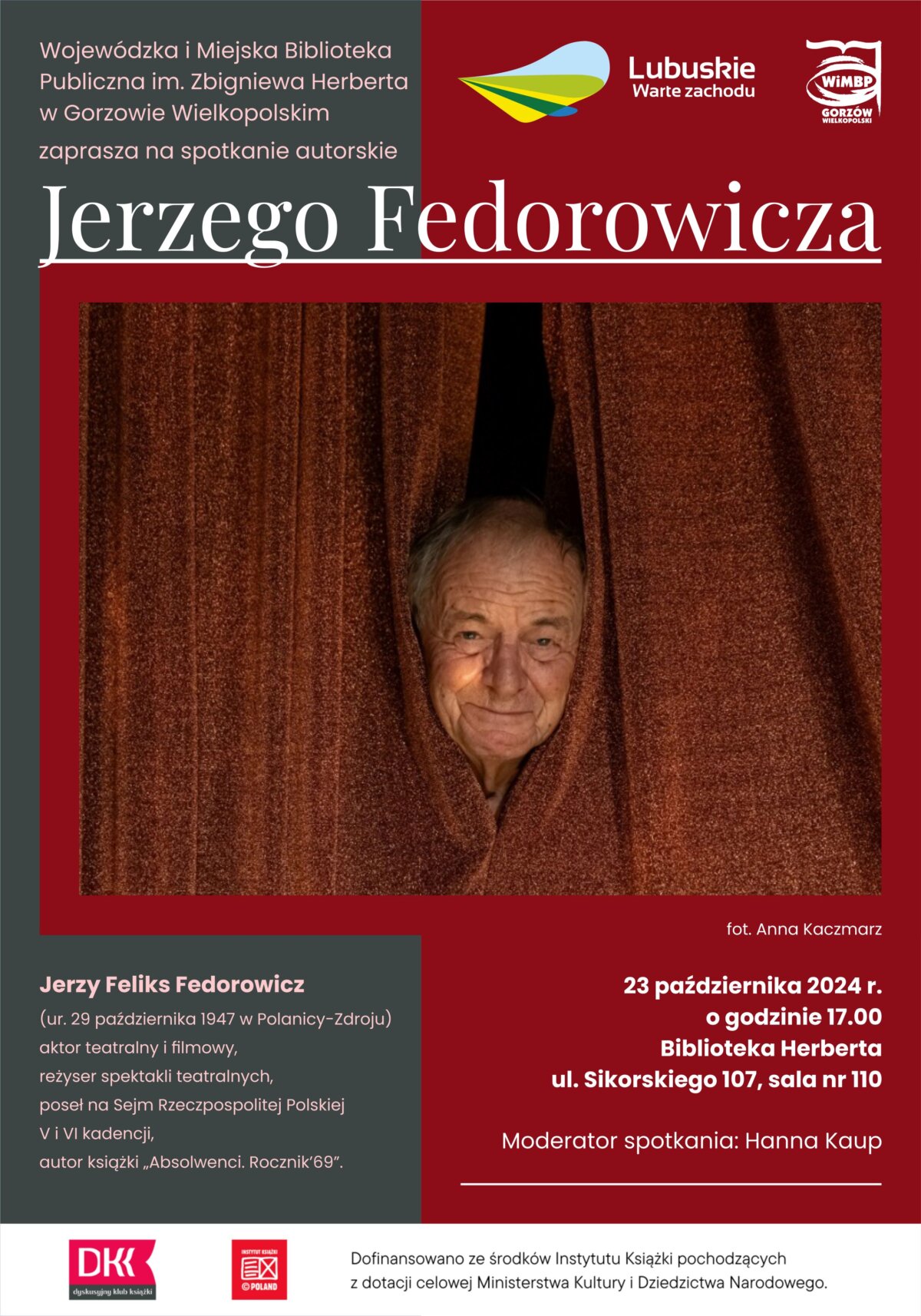 Plakat promujący spotkanie autorskie z Jerzym Fedorowiczem. Na plakacie widać samego autora kryjącego się za teatralną kotarą. Oprócz grafiki widoczny jest tekst opisujący wydarzenie.