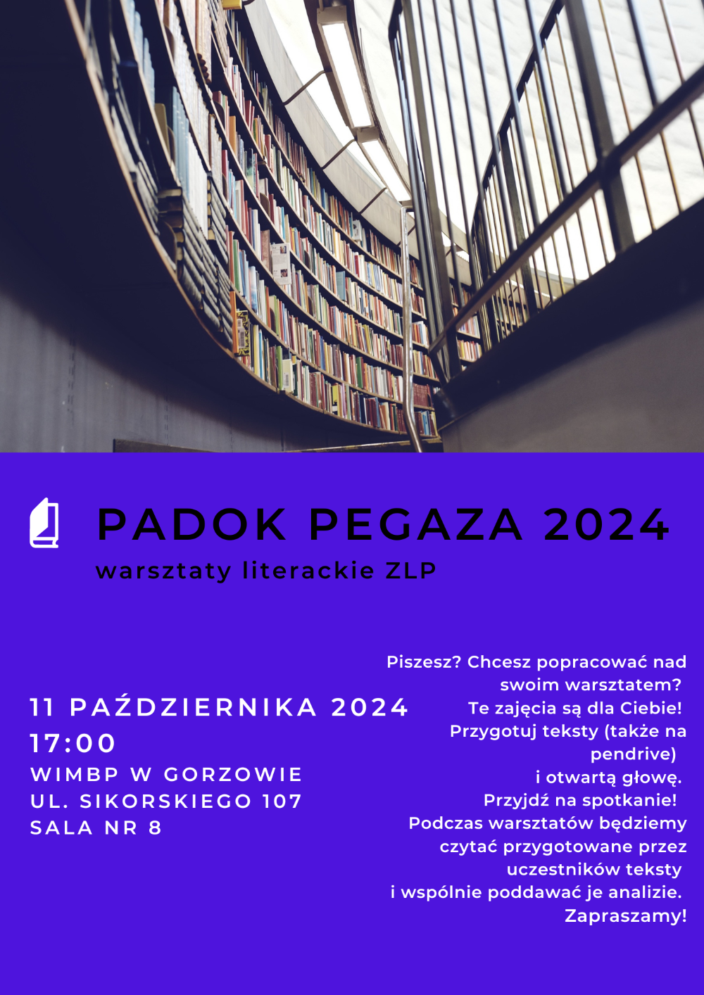 Plakat promujący wydarzenie, tekst białymi literami na ciemnym tle, powyżej regały z książkami i przeszklenie.