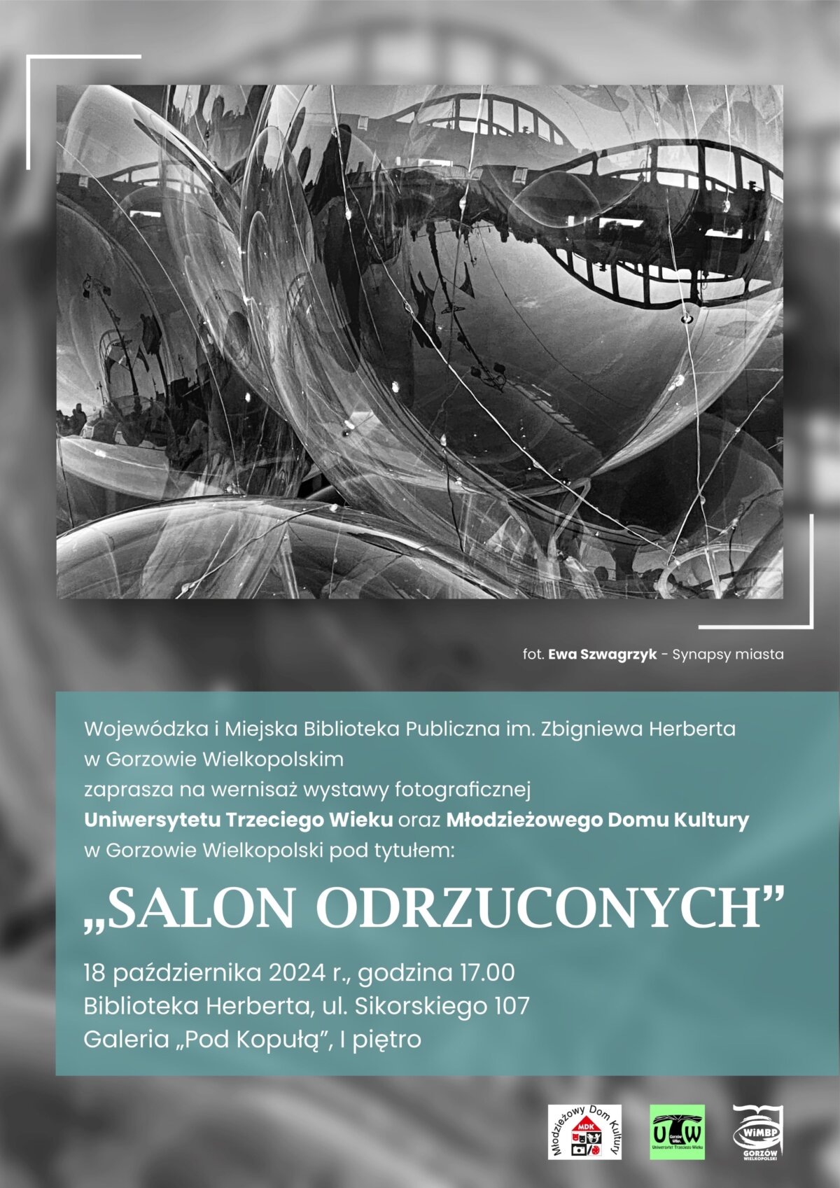 plakat nawiązujący do wydarzenia "Salon Odrzuconych". Na plakacie widoczne są jasne kolory, z dodatkowym akcentem w postaci fotografii, przedstawiającej most staromiejski w artystycznej formie.