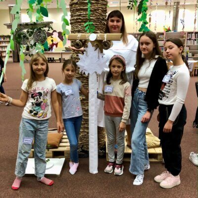 Pięć dziewczynek wraz z Panią Bibliotekarką prezentuje wykonaną przez siebie kolumnę w porządku korynckim. Kliknięcie powoduje powiększenie zdjęcia.