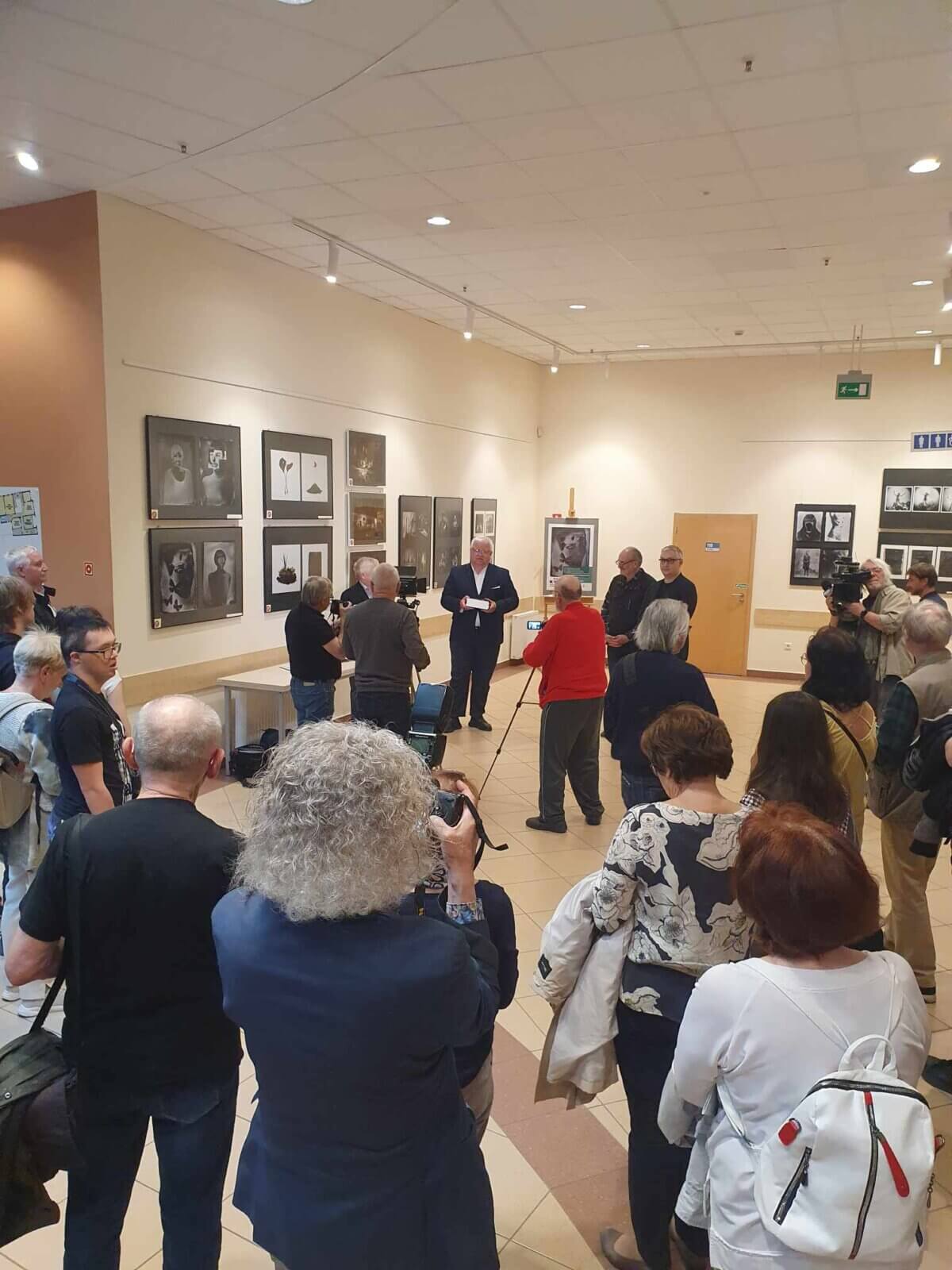 Uczestnicy Gorzowskich Konfrontacji Fotograficznych podczas otwarcia wystawy.