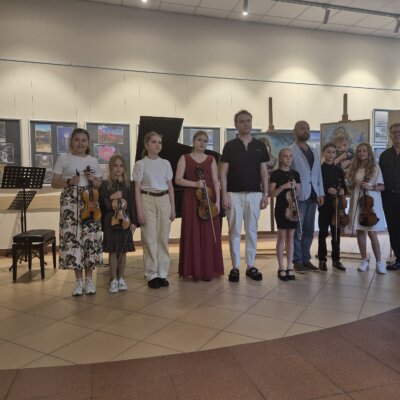 Marina Rusak i uczniowie klasy fortepianu Państwowej szkoły Muzycznej I i II stopnia w Gorzowie Wielkopolskim. Kliknięcie powoduje powiększenie zdjęcia.