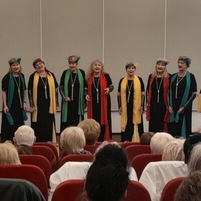20. 05. 2024 r. – „Poznańskie Senioritki” śpiewają przed gorzowską publicznością. Kliknięcie powoduje powiększenie zdjęcia.