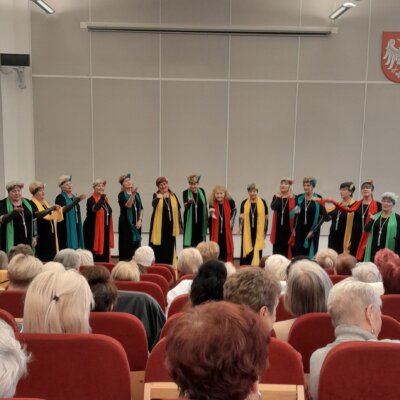 20.05.2024 r. – „Poznańskie Senioritki” angażują publiczność do wspólnego śpiewania. Kliknięcie powoduje powiększenie zdjęcia.