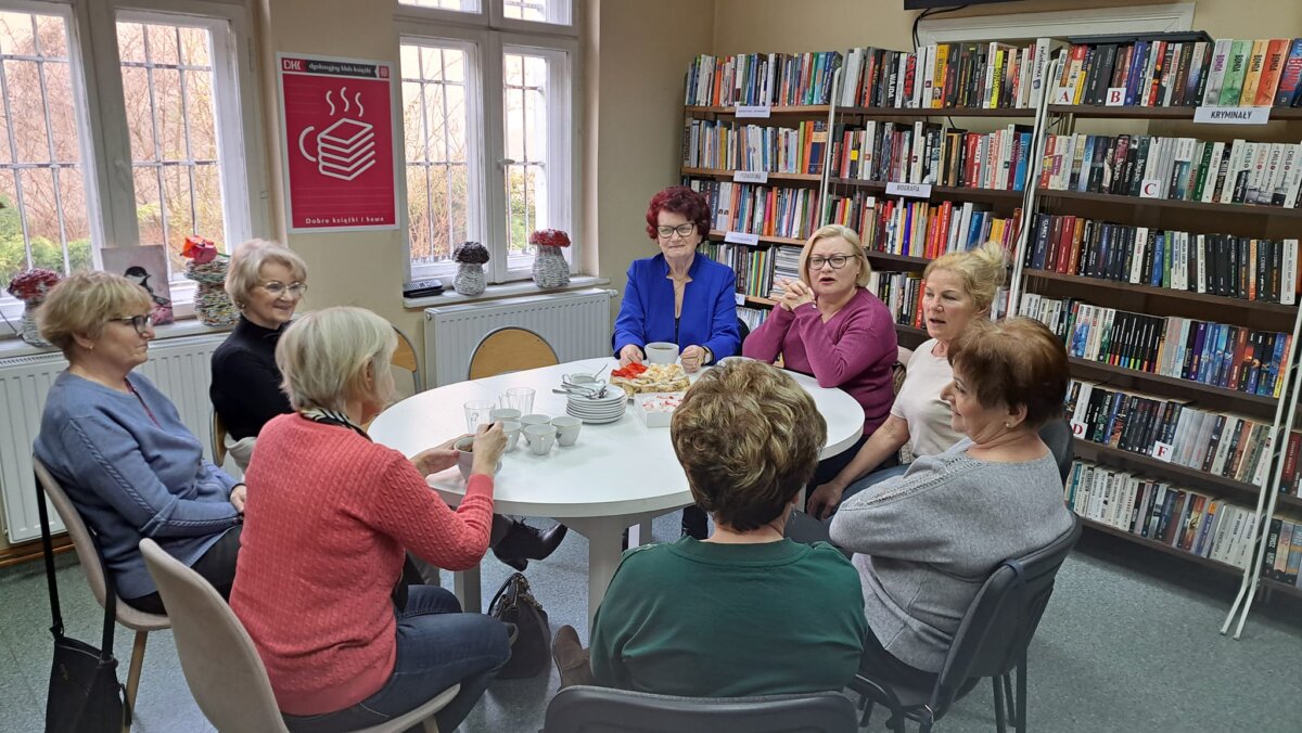 Uczestniczki DKK rozprawiają na temat książki.