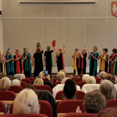 20.05.2024 r. – „Poznańskie Senioritki” wykonują hiszpańską piosenkę. Kliknięcie powoduje powiększenie zdjęcia.