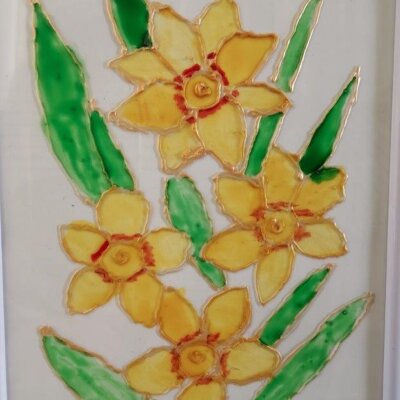 Praca plastyczna przedstawiająca namalowany na szkle bukiecik z czterech żółtych kwiatów. Kliknięcie w obrazek spowoduje powiększenie.