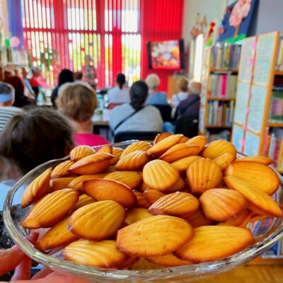 Ciastka na talerzu, w tle zgromadzeni goście. Kliknięcie powoduje powiększenie zdjęcia.