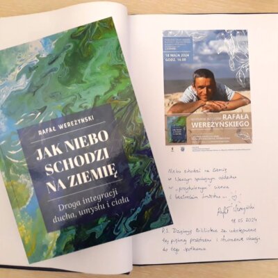 Zdjęcie przedstawia książkę ułożoną na otwartej Kronice wydarzeń WiMBP oraz wpis pamiątkowy Rafała Wereżyńskiego. Klikniecie powoduje powiększenie zdjęcia.