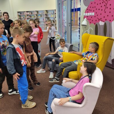 Dzieci goszczą się w fotelach w Oddziale Dziecięcym. Kliknięcie powoduje powiększenie zdjęcia.