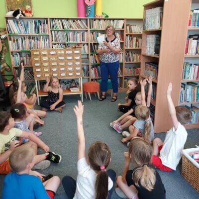 Dzieci uczestniczą w Quizie, który przygotowała Elżbieta Wach, zgłaszają wyciągniętymi rękoma chęć odpowiedzi na pytania. Kliknięcie w obrazek spowoduje powiększenie.