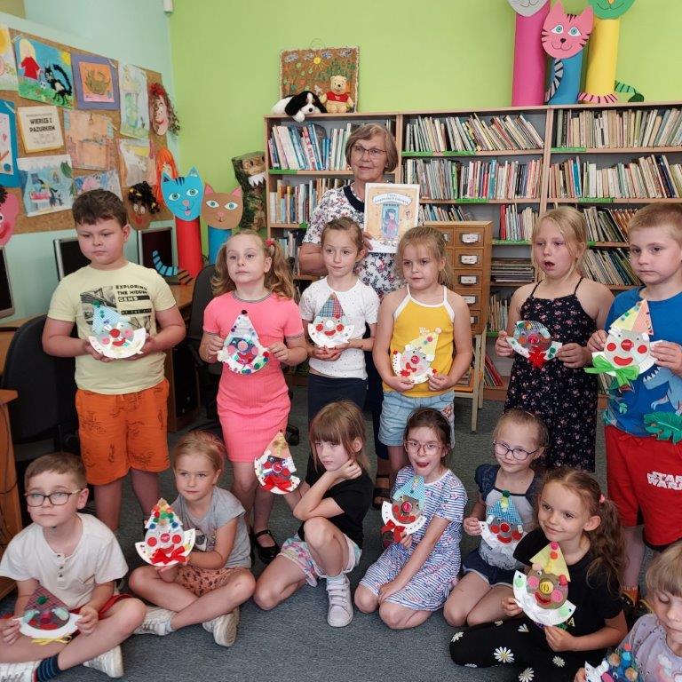 Gość spotkania Elżbieta Wach wraz dziećmi prezentującymi wykonanego przez siebie z płyt kompaktowych Pajacka, bohatera „Biura Zagubionych Zabawek”.
