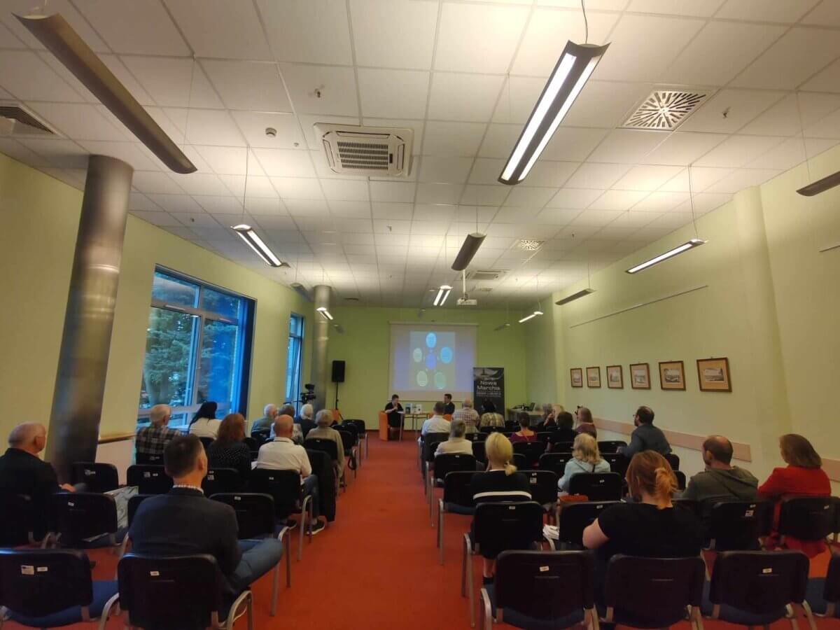 Publicznośc zebrana w sali słucha rozmowy dr Augustyniak Żmudy i dr Bartosza Cemborowskiego
