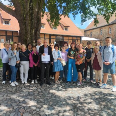 uczestnicy wyjazdu w Beskow pozują do wspólnego zdjęcia