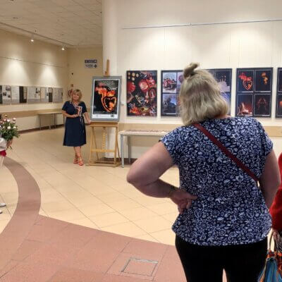 Wernisaż wystawy "Żywioły - Ogień" - uczestnicy podczas otwarcia stoją w holu Biblioteki. Kliknięcie w obrazek spowoduje powiększenie.