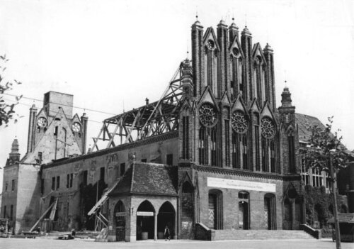 Frankfurt nad Odrą lata 50. XX wieku, odbudowa średniowiecznego ratusza po zniszczeniach wojennych