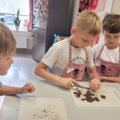 Chłopcy kroją czekoladę do placków dorayaki. Kliknięcie powoduje powiększenie zdjęcia.