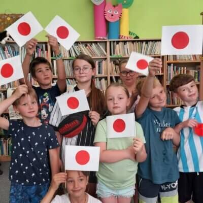 Dzieci prezentują wykonane przez siebie hinomaru czyli chorągiewki z barwami i symbolami Japonii. Kliknięcie w obrazek spowoduje powiększenie.