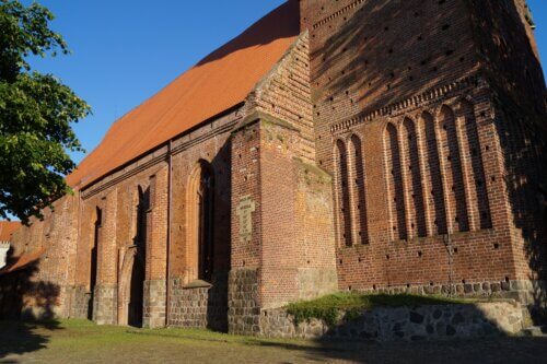 Ośno Lubuskie, Kościół św. Jakuba z widocznymi w przyziemiu kamiennymi kwadrami kościoła wcześniejszego. Foto: A. Wysoczański