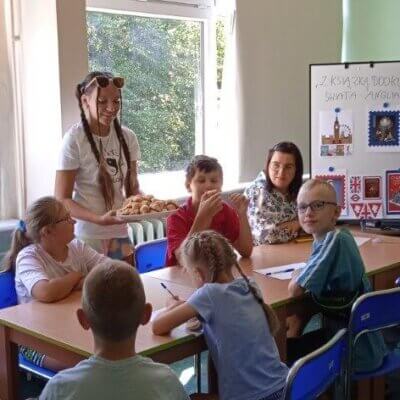 etykieta zachowania się przy stole - wykład. Kliknięcie powoduje powiększenie zdjęcia.