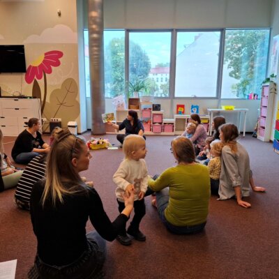 Na zdjęciu pani Bibliotekarka czyta dzieciom książkę pod tytułem „ Z Tatą w ZOO”. Kliknięcie w obrazek spowoduje powiększenie.