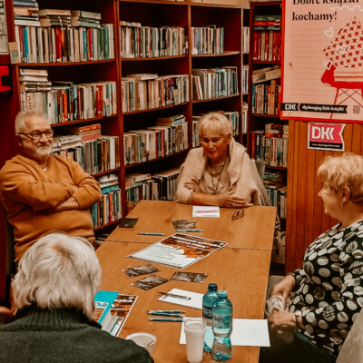 Zgromadzeni rozmawiają w miłej atmosferze - na wszystkich twarzach widnieją uśmiechy. Kliknięcie w obrazek spowoduje powiększenie.