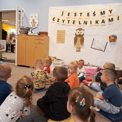 Bibliotekarka czyta dzieciom książkę i pokazuje ilustracje. Kliknięcie powoduje powiększenie zdjęcia.