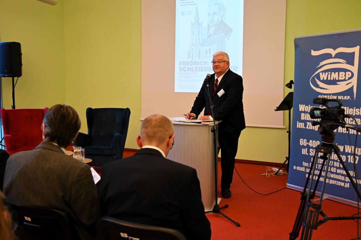 Dyrektor Wojewódzkiej i Miejskiej Biblioteki Publicznej im. Z Herberta w Gorzowie Wielkopolskim - Sławomir Szenwald - wita zgromadzonych gości podczas polsko- niemieckiego seminarium „Gorzów i Landsberg. 230 lat od pobytu Friedricha Schleiermachera w Gorzowie Wielkopolskim”