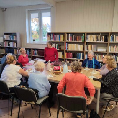 Przedstawiciele Akademii im. Jakuba z Paradyża w Gorzowie Wielkopolskim w osobach prof. AJP Beaty Orłowskiej oraz prof. AJP Piotra Krzyżanowskiego referujący temat powojennego osadnictwa tatarskiego w Gorzowie Wielkopolskim. Kliknięcie w obrazek spowoduje powiększenie.