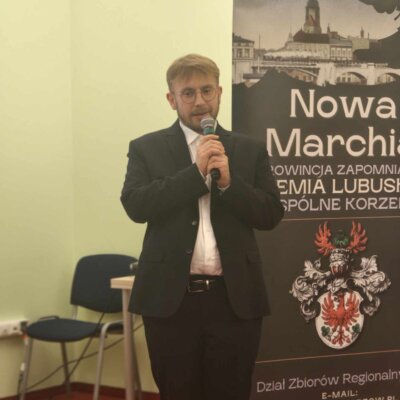 Kamil Wrzesiński podczas wygłaszania wykładu. Kliknięcie powoduje powiększenie zdjęcia.