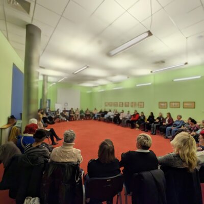 na zdjęciu widać uczestników spotkania, którzy siedzą w kręgu na krzesłach. Kliknięcie w obrazek spowoduje powiększenie.