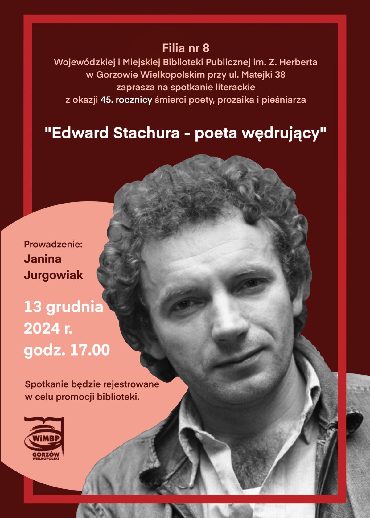 Plakat obrazujący spotkanie "Edward Stachura - poeta wędrujący", na plakacie przeważa kolor ciemny z jasnym, na którym są umieszczone informacje o wydarzeniu. Na plakacie umieszczono również zdjęcie poety.