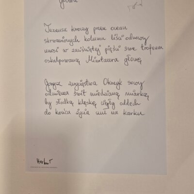 Przepisany przez czytelniczkę wiersz Zbigniewa Herberta pt. Głowa z podpisem Zbigniew Herbert minuskułą karolińską (rodzaj pisma średniowiecznego). Kliknięcie powoduje powiększenie zdjęcia.