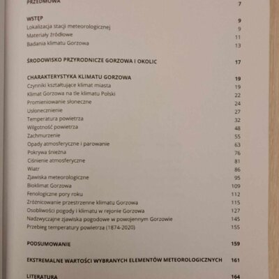 Zdjęcie przedstawia spis treści książki pt. Klimat Gorzowa. Widoczne są nagłówki takie jak: Przedmowa, Wstęp, Środowisko przyrodnicze Gorzowa i okolic, Charakterystyka klimatu Gorzowa, Podsumowanie, Ekstremalne wartości wybranych elementów meteorologicznych oraz Literatura. W spisie treści podano szczegółowe rozdziały, takie jak: czynniki kształtujące klimat miasta, promieniowanie słoneczne, temperatura powietrza i wiele innych, wraz z numerami stron.