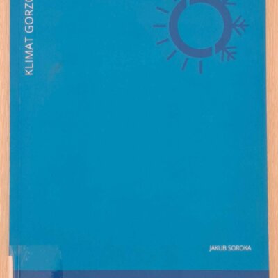 Zdjęcie przedstawia niebieską okładkę książki pt. Klimat Gorzowa autorstwa Jakuba Soroki. Na okładce znajduje się minimalistyczna grafika symbolizująca słońce i śnieżynkę, sugerująca tematykę klimatyczną. W dolnej części widnieje informacja: 'Seria publikacji naukowo-badawczych IMGW-PIB 2024' wraz z logotypem IMGW.