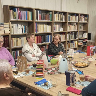 Na zdjęciu uczestnicy spotkania DKK, są bardzo zaciekawieni tematyką, wyrażają swoje zdania dotyczące książki. Kliknięcie w obrazek spowoduje powiększenie.