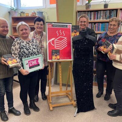 zdjęcie grupowe wraz z dekoracją przedstawiającą balową suknię. Kliknięcie w obrazek spowoduje powiększenie.